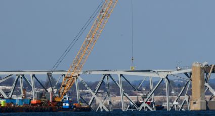 Equipo de ingenieros comienza operación para retirar sección del puente en Baltimore tras colapso