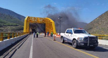 Cierran la autopista Siglo XXI en Michoacán por choque e incendio de dos tractocamiones