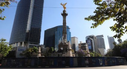 Colocan vallas en monumentos de la CDMX previo a la marcha por el Día Internacional de la Mujer