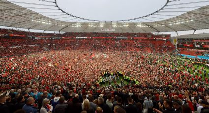 Aficionados del Leverkusen invaden la cancha para celebrar la Bundesliga y cantan “viva España” en agradecimiento a Xabi Alonso