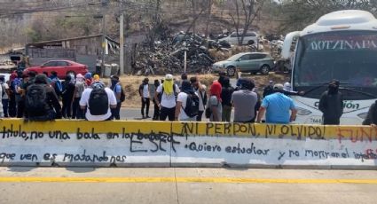 Normalistas bloquean la Autopista del Sol en Chilpancingo; exigen atención al sector educativo