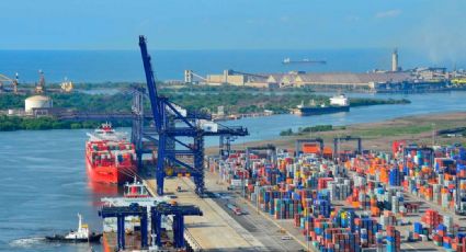 Buque de carga choca contra el muelle del Puerto Lázaro Cárdenas en Michoacán