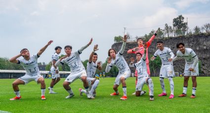 Jugadores de los Pumas Sub-18 festejan como Cuauhtémoc Blanco en su victoria sobre el América