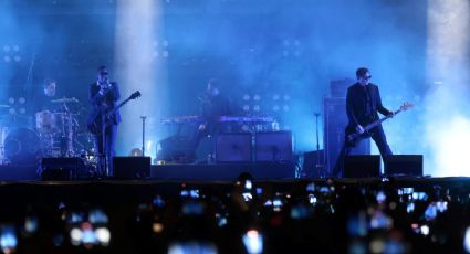 Interpol reúne a más de 160 mil fanáticos en un épico concierto gratuito en el Zócalo de la CDMX