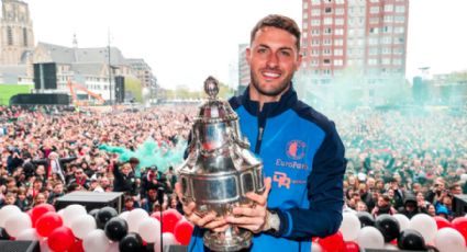 El mexicano Santiago Giménez y el Feyenoord celebran ante miles de aficionados el título de Copa