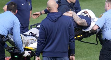 Jakob Junis, pitcher de los Cerveceros de Milwaukee, es golpeado en el cuello por un pelotazo en una práctica de bateo