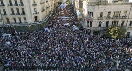 Miles de estudiantes de Argentina marchan en defensa de las universidades públicas ante los recortes presupuestales