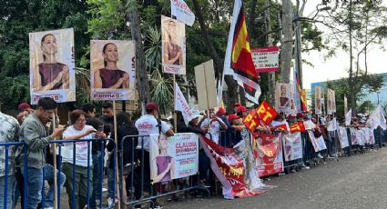 Simpatizantes de Morena arriban a los Estudios Churubusco cinco horas antes del debate