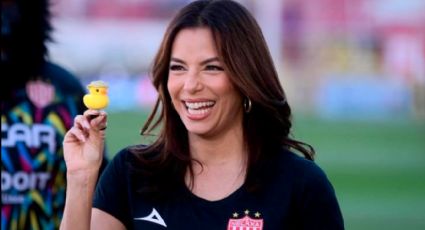 La actriz Eva Longoria, accionista del Necaxa, asiste al Estadio Victoria y presencia la derrota de los Rayos ante Monterrey