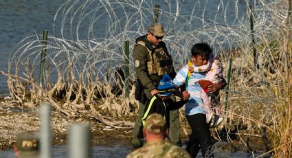 Juez de EU ordena a la Patrulla Fronteriza hacerse cargo de los niños migrantes que esperan en campamentos