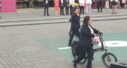 Xóchitl Gálvez llega en bicicleta al INE para el primer debate presidencial: "Ya se van los corruptos"