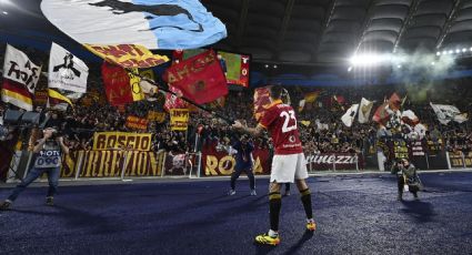 Jugador de la Roma podría ser sancionado por ondear una bandera con los colores de la Lazio y una rata como ‘escudo’