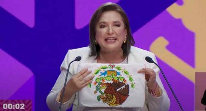 Xóchitl Gálvez muestra al revés la bandera de México en el debate y luego se justifica: "Es protesta por la violencia en el país"