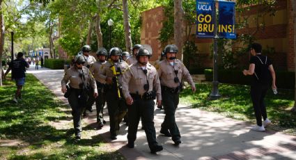 Personas con banderas israelíes agreden a estudiantes que protestaban contra la guerra en Gaza en la Universidad de California en Los Ángeles