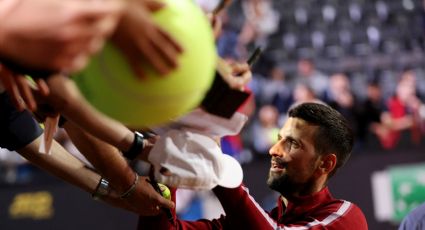 Djokovic es golpeado en la cabeza con una botella mientras firmaba autógrafos; se trató de un accidente