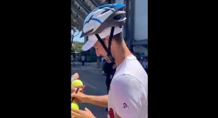 Djokovic bromea tras recibir un botellazo accidental y se presenta con un casco en el Abierto de Roma: “Vengo preparado”