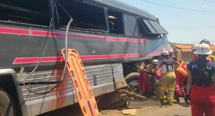 Accidente de autobús de banda de música regional mexicana deja tres muertos y 14 heridos en Michoacán