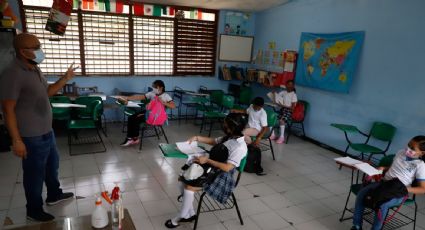 López Obrador anuncia un aumento salarial del 10% a maestros de educación básica federalizada