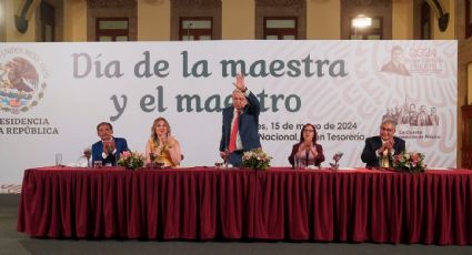 AMLO recibe en Palacio Nacional a maestros afines, mientras la CNTE arma plantón en el Zócalo