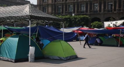 El plantón de la CNTE se queda en el Zócalo y empiezan a delimitar el área que los separará de la Marea Rosa