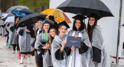 Multimillonario regala mil dólares a cada uno de los recién graduados de la Universidad de Massachusetts