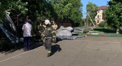 Vientos intensos arrancan el tejado de una escuela en el sur de Rusia; hay 12 niños heridos