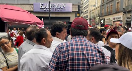 Roban la cartera a Pedro Haces, líder sindical de la 4T, en el cierre de campaña de Claudia Sheinbaum en el Zócalo capitalino