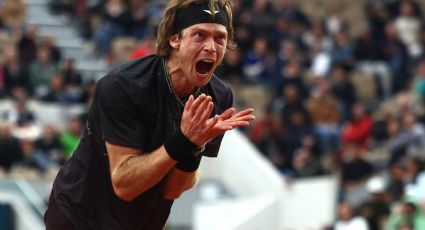 El ruso Andrey Rublev es eliminado de Roland Garros y desquita su ira golpeándose violentamente con su raqueta