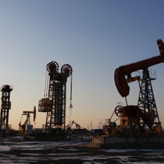 Precios del petróleo suben ante la escalada de tensiones entre Rusia y Ucrania