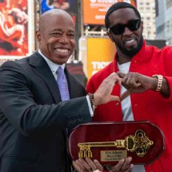 Alcalde de Nueva York le pidió al rapero Sean "Diddy" Combs que devolviera la llave de Nueva York por golpear a una cantante