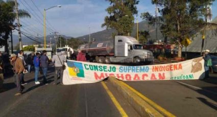 Bloquean carreteras de Michoacán para exigir la liberación de indígena acusada de la desaparición de dos habitantes de Cherán