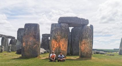 Detienen a dos activistas de Just Stop Oil tras rociar con pintura naranja el monumento de Stonehenge