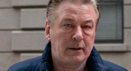 Alec Baldwin hizo bromas con el arma apuntándola a un miembro del equipo antes del trágico disparo en el set de "Rust": fiscales