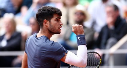 Carlos Alcaraz muestra el músculo y avanza a Cuartos de Final de Roland Garros en donde se medirá a Tsitsipas