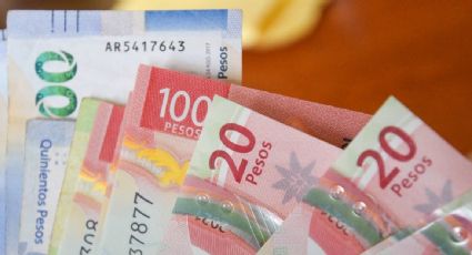 El peso retrocede ligeramente frente al dólar al inicio de la jornada y la bolsa gana en las primeras operaciones