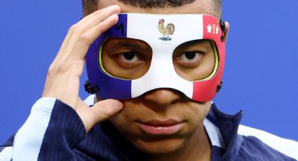 Mbappé entrena con una máscara protectora con los colores de Francia tras sufrir una fractura