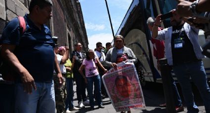 López Obrador recibe en Palacio Nacional a padres de los 43 normalistas de Ayotzinapa