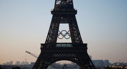 La Torre Eiffel se engalana con los cinco aros olímpicos a 50 días de la inauguración de París 2024