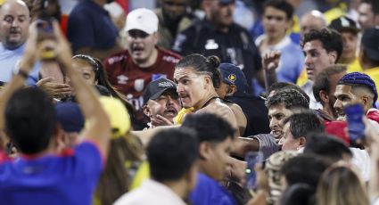 ¡Escándalo! Jugadores de la selección de Uruguay suben a la grada a agarrarse a golpes con aficionados de Colombia