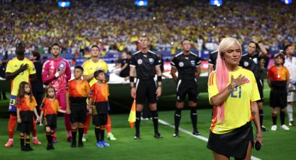 Karol G realiza emotiva interpretación del himno de Colombia en la Final de la Copa América