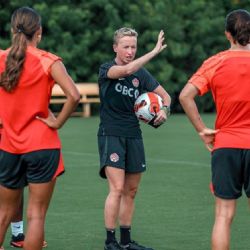 La entrenadora Bev Priestman es destituida de la selección femenil de Canadá tras hacer espionaje con drones en París 2024