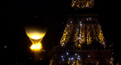 El fuego olímpico de París 2024 ya arde sobre un pebetero espectacular suspendido en el aire