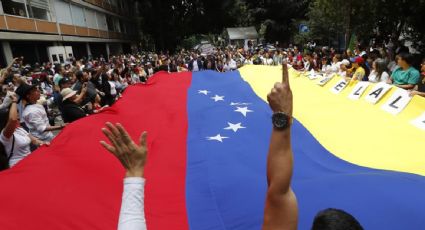 Cientos de venezolanos que viven en México acuden a votar a su embajada en Polanco