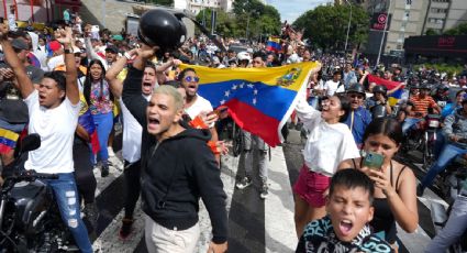 Anuncio de la tercera reelección de Nicolás Maduro provoca protestas en calles de Caracas; tiran estatua de Hugo Chávez