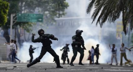 Maduro saca a los militares a la calle y reprimen con lacrimógenas a los manifestantes que desbordaron Caracas en rechazo al resultado electoral