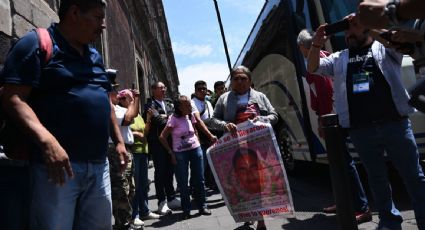 Familiares de los 43 normalistas acuden a una reunión con AMLO en Palacio Nacional: "No se puede dejar el caso a la deriva"