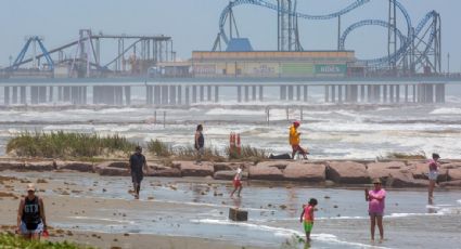 "Beryl" llega a Texas con fuertes vientos, marejadas e inundaciones; prevén que se debilite a lo largo del día