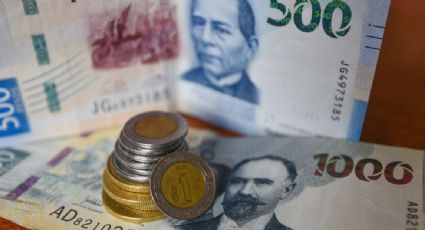 Tras fluctuar en torno a las 18 unidades por dólar durante la jornada, el peso logra romper la barrera y cierra en 17.94