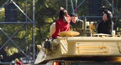 Milei se pasea en un tanque militar durante el desfile por el Día de la Independencia argentina