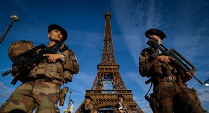 La policía de París detiene a un hombre que escaló la Torre Eiffel; evacúan el monumento a horas de la ceremonia de clausura